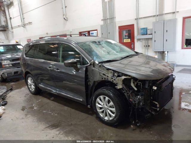  Salvage Chrysler Pacifica