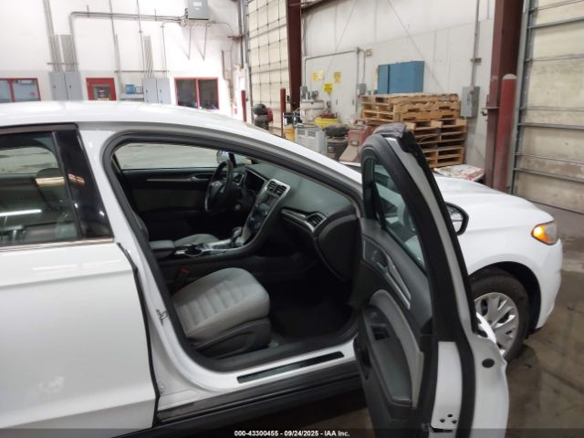 Ford Fusion S Image 5