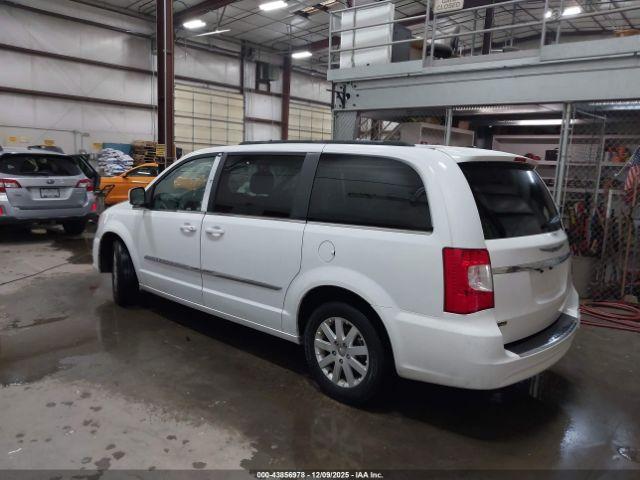 Chrysler Town & Country Touring Image 18