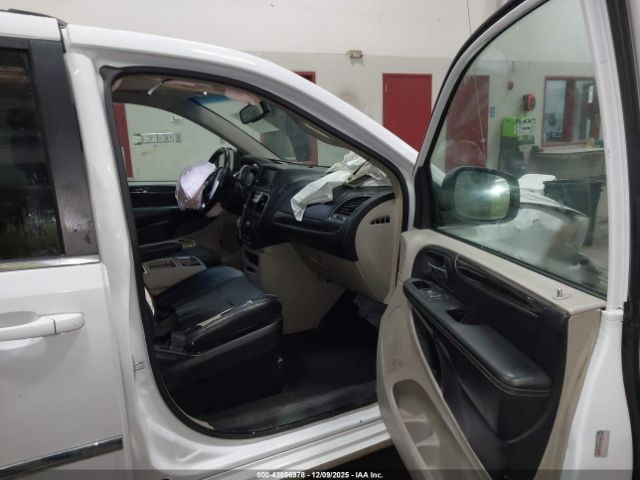 Chrysler Town & Country Touring Image 20