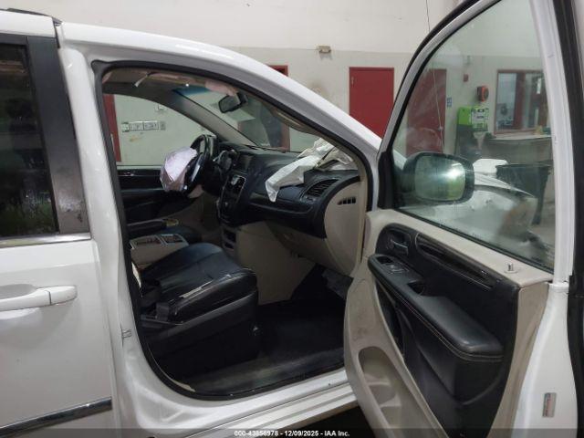 Chrysler Town & Country Touring Image 20