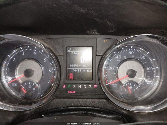 Chrysler Town & Country Touring Image 3