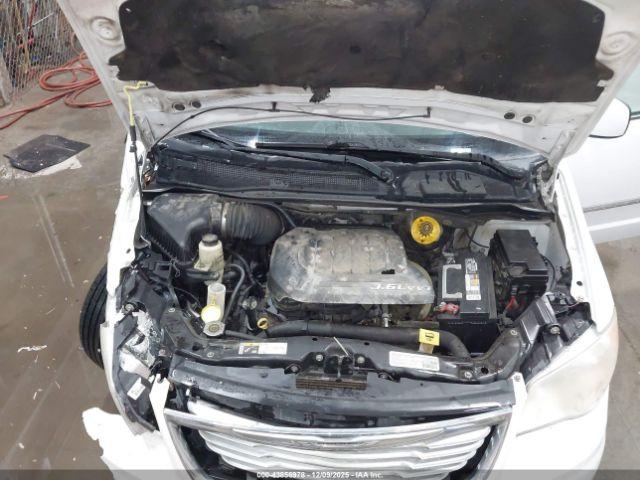 Chrysler Town & Country Touring Image 7