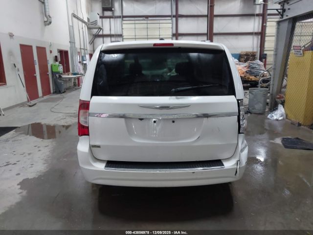 Chrysler Town & Country Touring Image 10