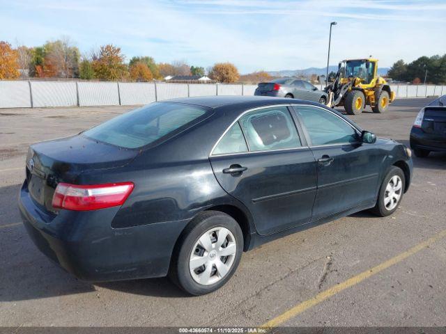 Toyota Camry Le Image 7