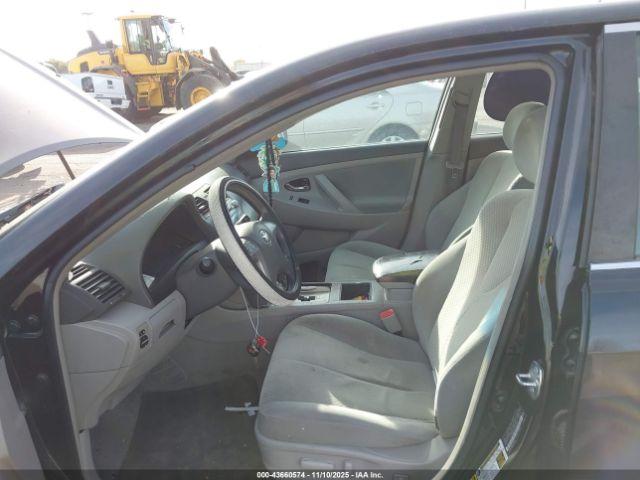 Toyota Camry Le Image 2