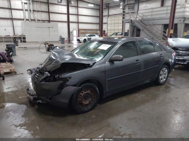 Toyota Camry Le Image 3