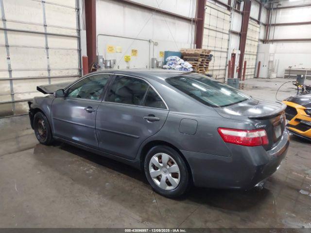 Toyota Camry Le Image 6