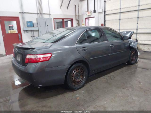 Toyota Camry Le Image 4