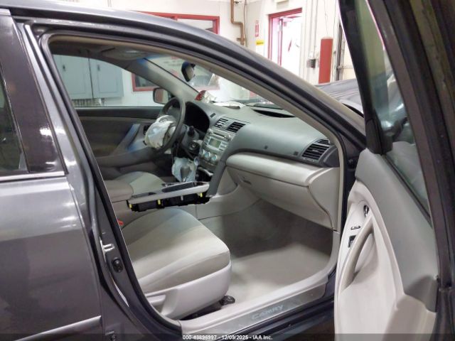 Toyota Camry Le Image 19