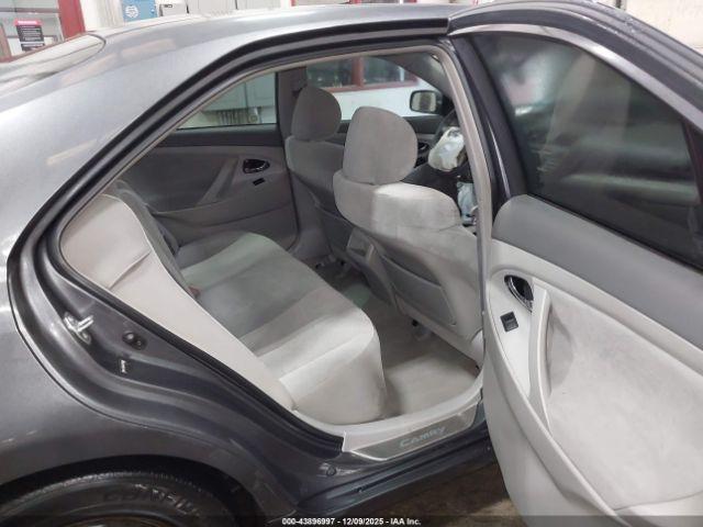 Toyota Camry Le Image 18