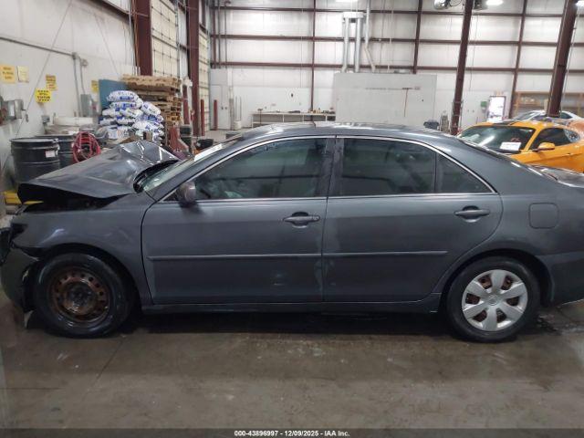 Toyota Camry Le Image 14