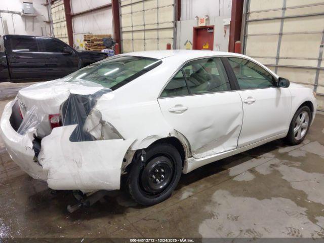 Toyota Camry Le Image 10