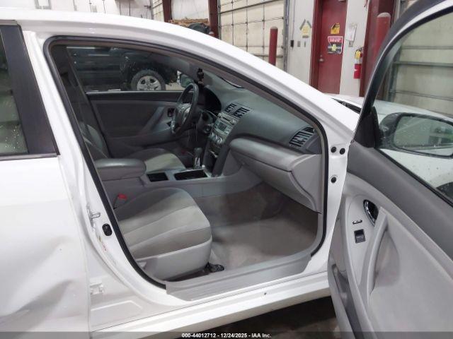 Toyota Camry Le Image 9