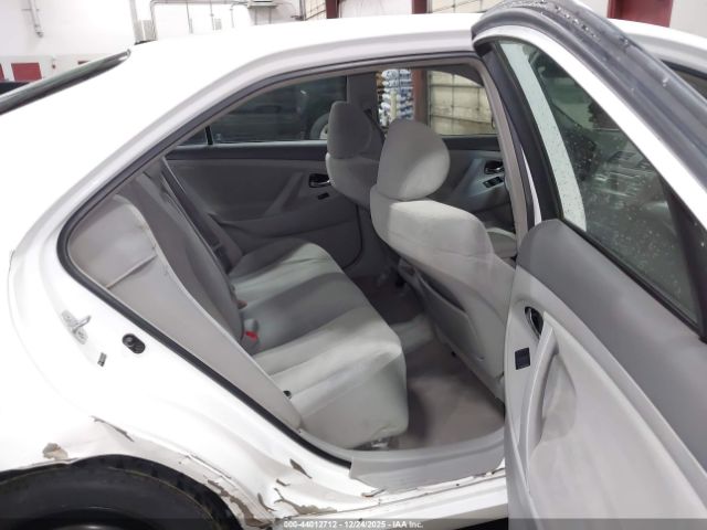 Toyota Camry Le Image 11