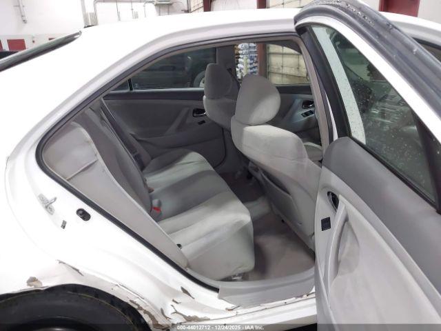 Toyota Camry Le Image 11