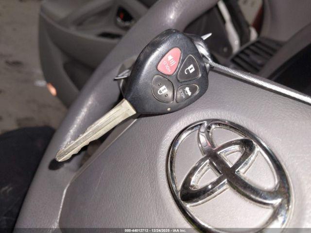 Toyota Camry Le Image 3