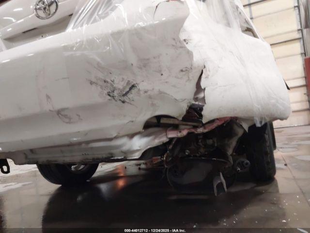 Toyota Camry Le Image 4