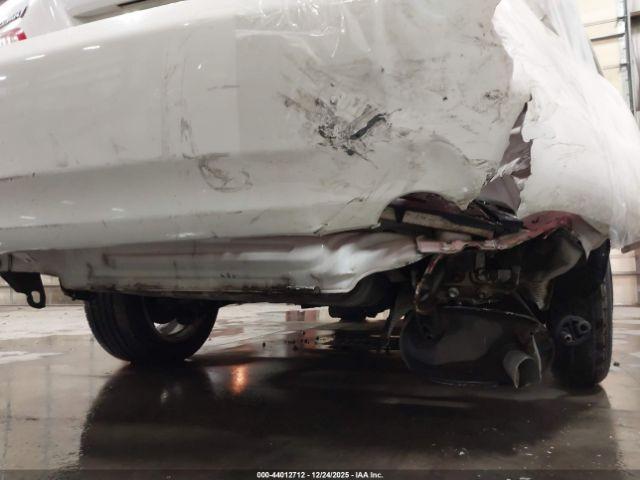 Toyota Camry Le Image 2