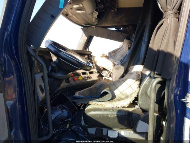 Freightliner New Cascadia 126 Image 11