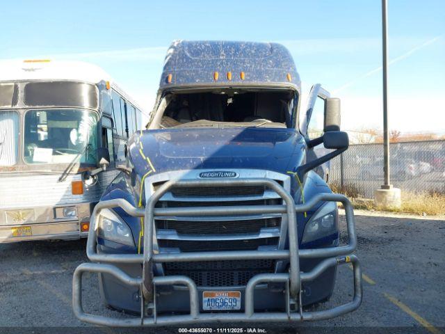 Freightliner New Cascadia 126 Image 4