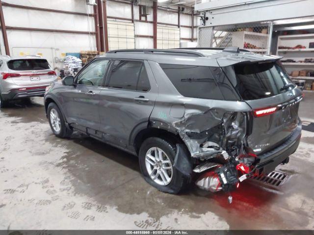 Ford Explorer Active Image 2