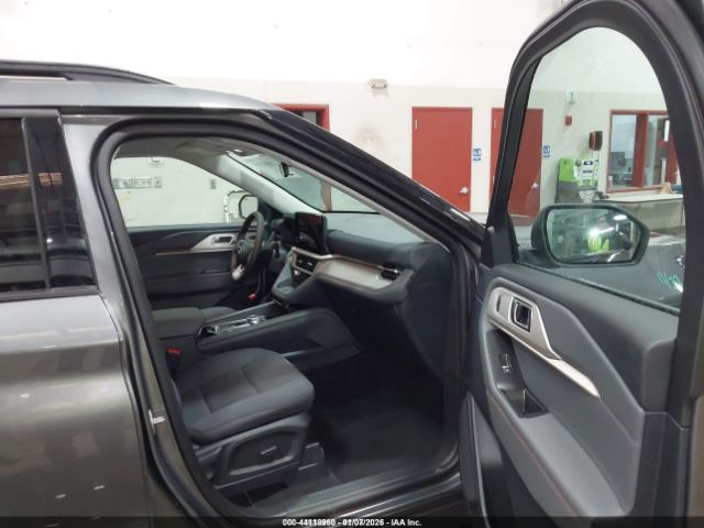 Ford Explorer Active Image 3